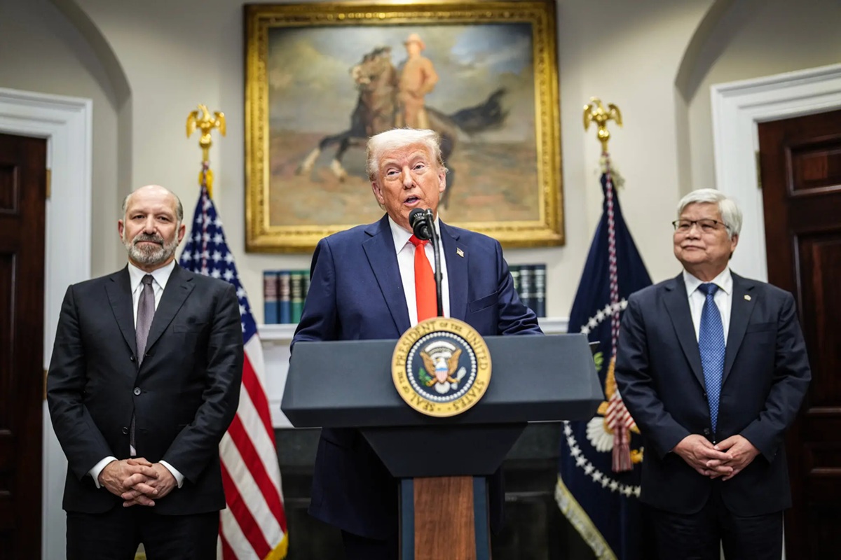 تحدث الرئيس ترامب في البيت الأبيض يوم الاثنين 3 مارس وانضم إليه سي سي وي، إلى اليمين، الرئيس التنفيذي لشركة تايوان لصناعة أشباه الموصلات TSMC
