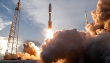 صاروخ أطلس V التابع لشركة United Launch Alliance Atlas V ينطلق حاملاً أقمار مشروع كويبر لشبكة الإنترنت الفضائي التابعة لشركة أمازون من محطة كيب كانافيرال، فلوريدا، الولايات المتحدة، 28 أبريل 2025