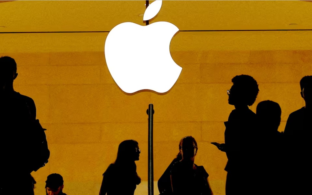 زبائن يمرون بجوار شعار شركة آبل داخل متجر آبل في محطة جراند سنترال في نيويورك، الولايات المتحدة.