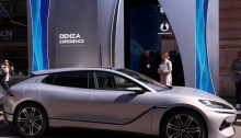 السيارة Z9GT معروضة خلال فعالية الشركة الصينية BYD لإطلاق سيارتها الكهربائية المتميزة دينزا في أوروبا في ميلانو بإيطاليا في 7 أبريل 2025