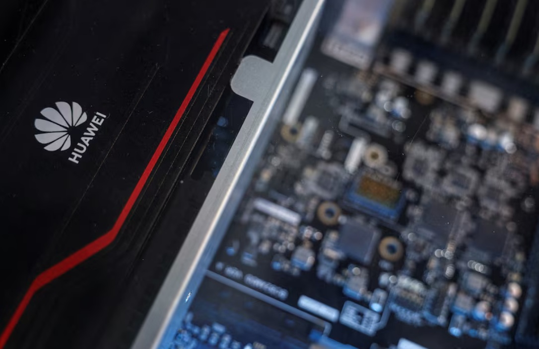 الحاسب الخادم "الاستدلال أطلس 800 Atlas 800 inference server" من هواوي معروض في معرض إنو إكس، في هونج كونج، الصين، 15 أبريل 2025