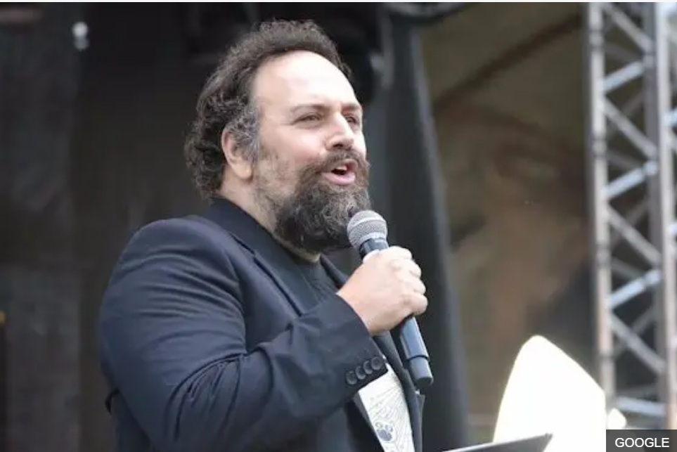 اسم شون لم يكن سوى اسم مستعار لعمل خلقه وحرّره المفكّر الإيطالي أندريا كولاميديشي بالتعاون مع أداتين للذكاء الاصطناعي