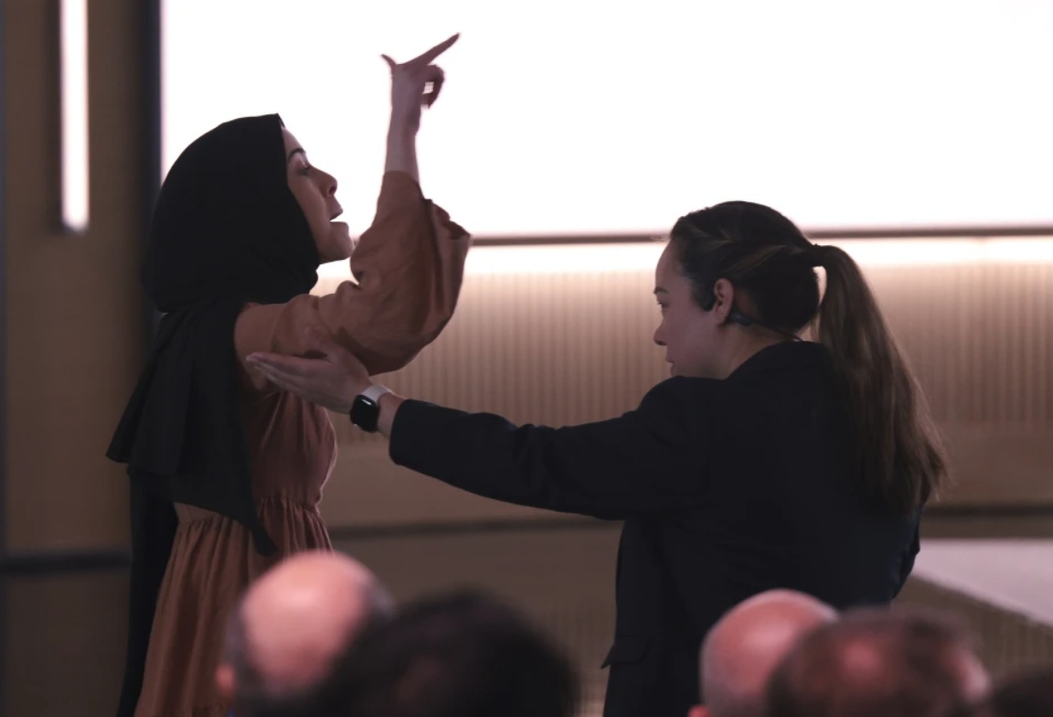 المتظاهرة المؤيدة للفلسطينيين ابتهال أبو أسعد، يصطحبها الأمن بعيدًا أثناء مقاطعتها لمصطفى سليمان، الرئيس التنفيذي لشركة مايكروسوفت للذكاء الاصطناعي، خلال عرض بمناسبة الذكرى الخمسين لتأسيس مايكروسوفت، الجمعة، 4 أبريل 2025