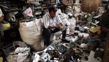 رجل يعيد تدوير النفايات الإلكترونية، أو ما يطلق عليه e-waste، في ساحة الخردة في الإلكترونية أحمد آباد، الهند، 9 أبريل 2025