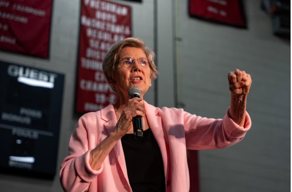 السيناتور إليزابيث وارن (ديمقراطية من ولاية ماساتشوستس) تتحدث في ناشفيل، تينيسي، الولايات المتحدة، 5 أبريل 2025