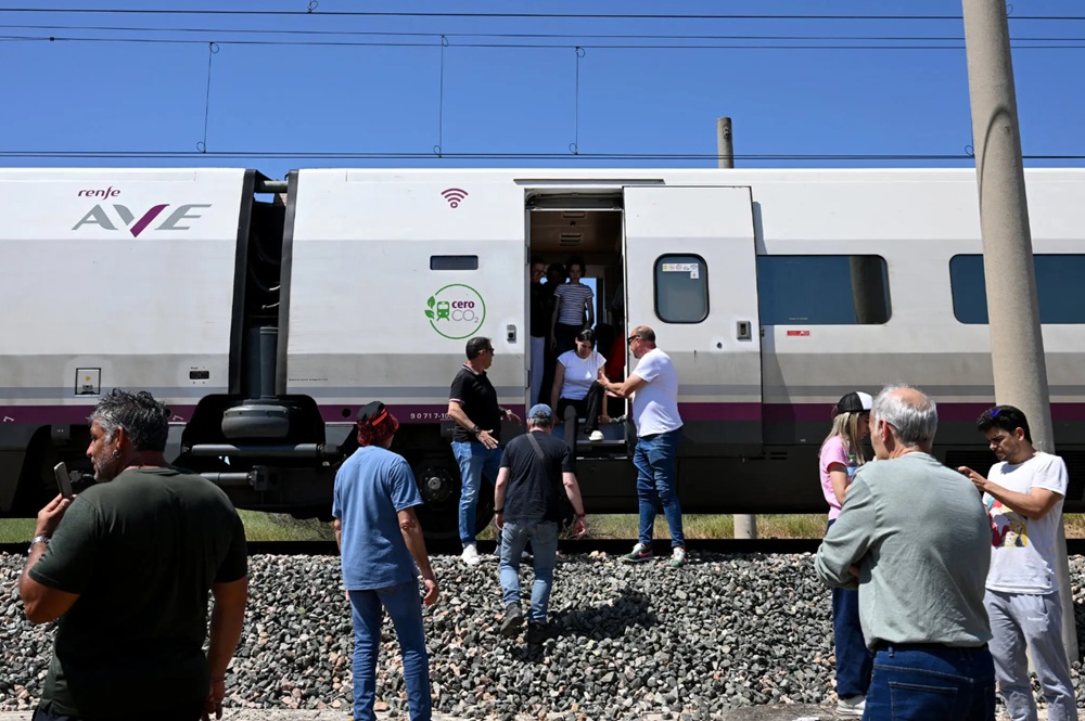 قطار توقف بالقرب من قرطبة في إسبانيا بسبب انقطاع التيار الكهربائي يوم الاثنين 28 أبريل 2025