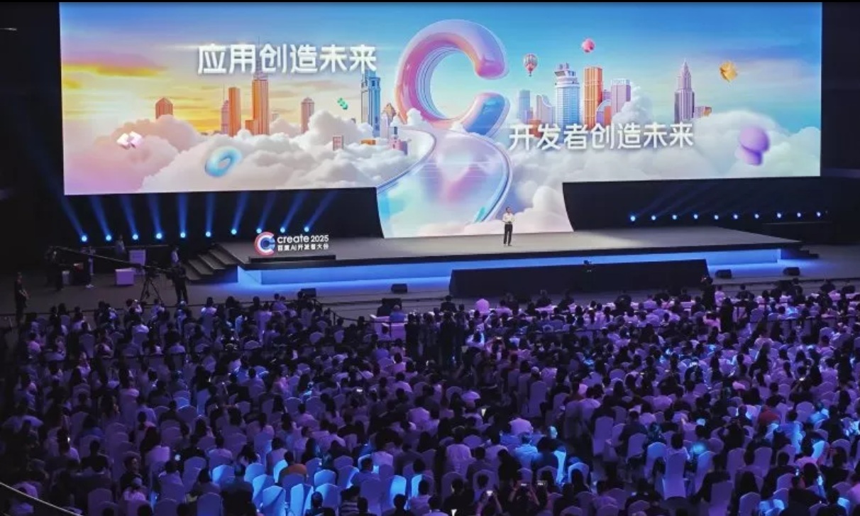 روبن لي، المؤسس المشارك والرئيس التنفيذي لشركة بايدو، يتحدث خلال مؤتمر بايدو 2025 لمطوري الذكاء الاصطناعي في 25 أبريل 2025 في ووهان بمقاطعة هوبي الصينية