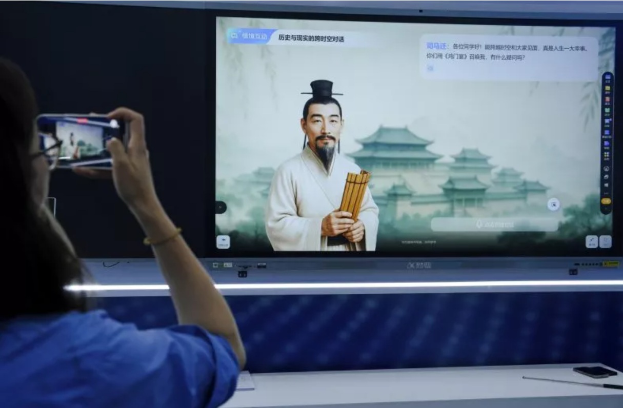 منصة المناهج الدراسية الذكية للذكاء الاصطناعي التي طورتها شركة iFlytek الصينية في مؤتمر التعليم الرقمي العالمي لعام 2025 في 15 مايو 2025 في ووهان بمقاطعة هوبي الصينية