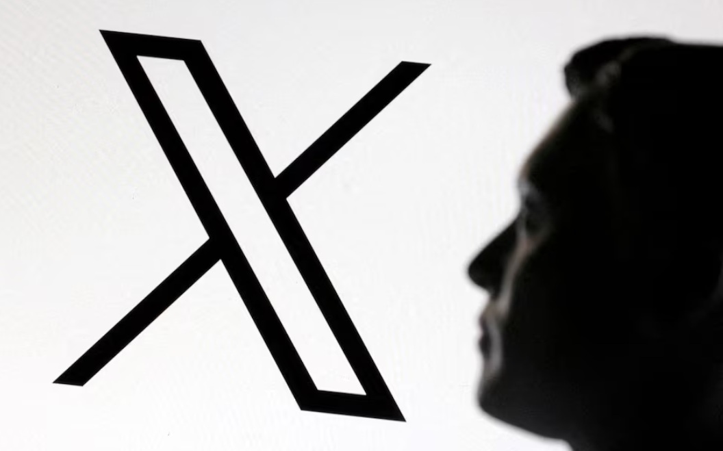 إيلون ماسك وشعار منصة اكس للتواصل الاجتماعي