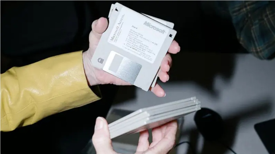 لا تزال بعض المؤسسات الحكومية ووسائل النقل في الولايات المتحدة تستخدم القرص المرن في تشغيل نُظمها