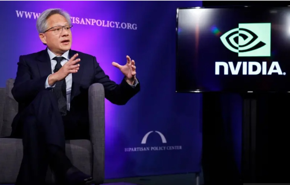 جينسن هوانج، مؤسس شركة إنفيديا ورئيسها التنفيذي، يتحدث عن مستقبل الذكاء الاصطناعي وتأثيره على استهلاك الطاقة وإنتاجها في مركز السياسة الحزبية في 27 سبتمبر 2024 في واشنطن العاصمة.