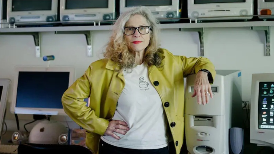 ترى دين جريجار، الأستاذة في الأدب، أن تجربة الفن الرقمي لن تكون ممتعة إذا لم تكن عبر أجهزة الكمبيوتر التي صُنعت منذ عشرات السنوات لهذا الغرض