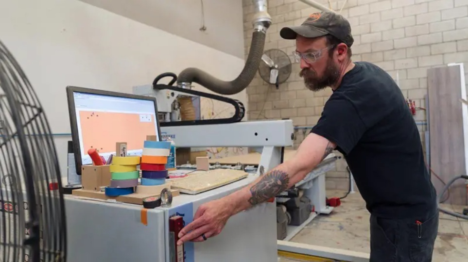 يستخدم سكوت كارلسون جهاز كمبيوتر عتيق بنظام تشغيل ويندوز قديم في تشكيل الأخشاب، وغالباً ما تتعرض أعماله لأخطاء بسبب تقادم التكنولوجيا