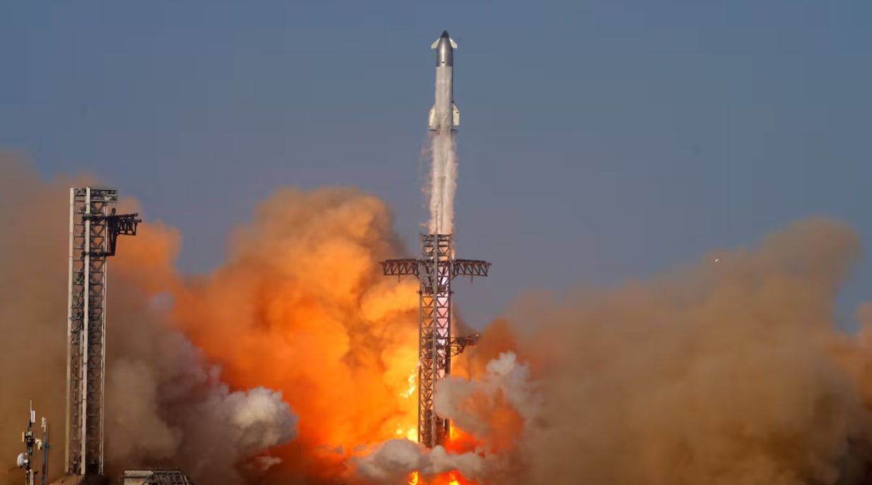 إطلاق مركبة الفضاء من الجيل التالي من مركبة سبيس إكس الفضائية من الجيل التالي من منظومة ستارشيب على متن معززها الضخم Super Heavy booster في اختبارها التاسع في منصة الإطلاق التابعة للشركة في ستاربايس، تكساس، الولايات المتحدة، 27 مايو 2025