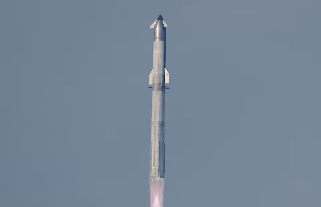 صاروخ ستارشيب ينطلق في الفضاء يوم الثلاثاء 27 مايو 2025 قبل أن ينفجر ويسقط فوق المحيط الهندي