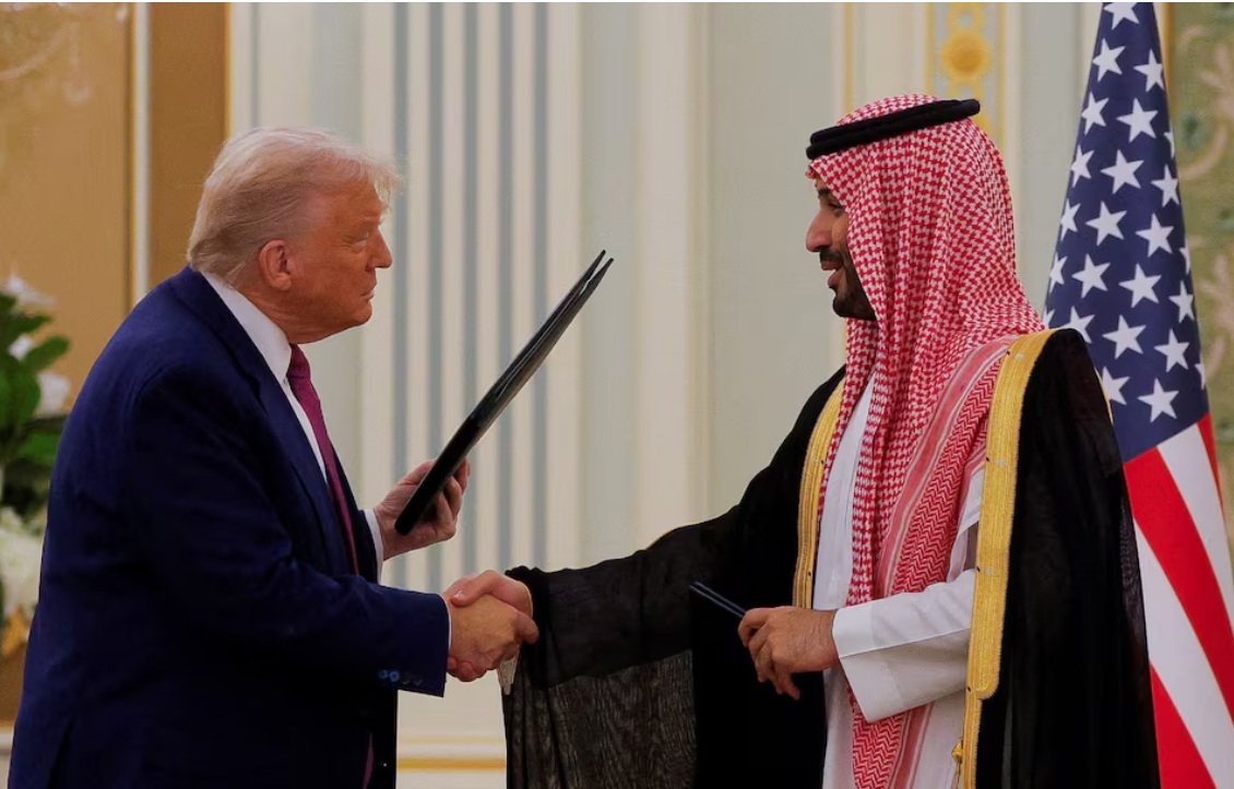 الرئيس الأمريكي دونالد ترامب وولي العهد السعودي ورئيس الوزراء محمد بن سلمان يتصافحان خلال مراسم توقيع مذكرة تفاهم في الديوان الملكي في الرياض، المملكة العربية السعودية، 13 مايو 2025
