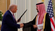 الرئيس الأمريكي دونالد ترامب وولي العهد السعودي ورئيس الوزراء محمد بن سلمان يتصافحان خلال مراسم توقيع مذكرة تفاهم في الديوان الملكي في الرياض، المملكة العربية السعودية، 13 مايو 2025