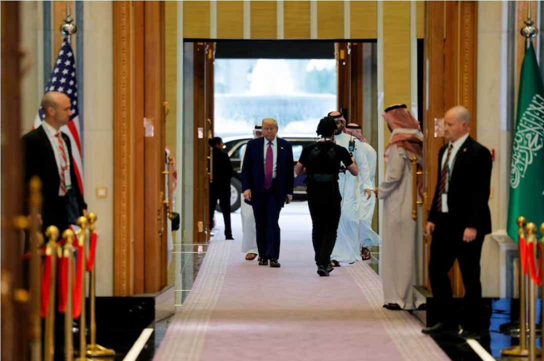 الرئيس الأمريكي دونالد ترامب يسير لحضور منتدى الاستثمار السعودي-الأمريكي في الرياض، المملكة العربية السعودية، 13 مايو 2025