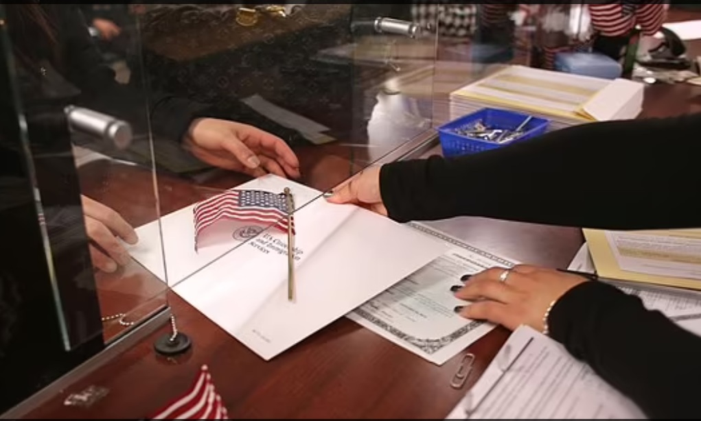 ووفقًا لإعلان رئاسي استشهد به المسؤولون، أمر ترامب الوكالات الفيدرالية بـ"التدقيق والفحص إلى أقصى درجة ممكنة لجميع الأجانب الذين يعتزمون دخول الولايات المتحدة أو دخولها أو الموجودين بالفعل داخل الولايات المتحدة