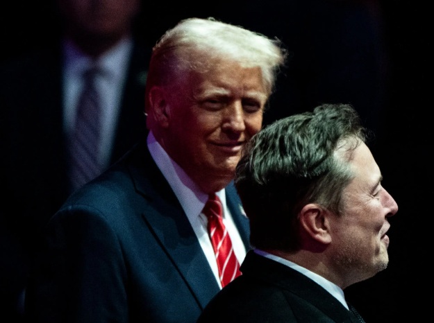 إيلون ماسك ودونالد ترامب في "تجمع النصر" في واشنطن في يناير 2025