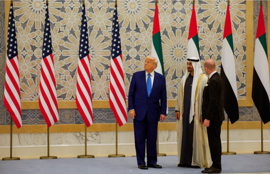 الرئيس الأمريكي دونالد ترامب يلتقي رئيس دولة الإمارات العربية المتحدة الشيخ محمد بن زايد آل نهيان في قصر الوطن في أبو ظبي، الإمارات العربية المتحدة، 15 مايو 2025