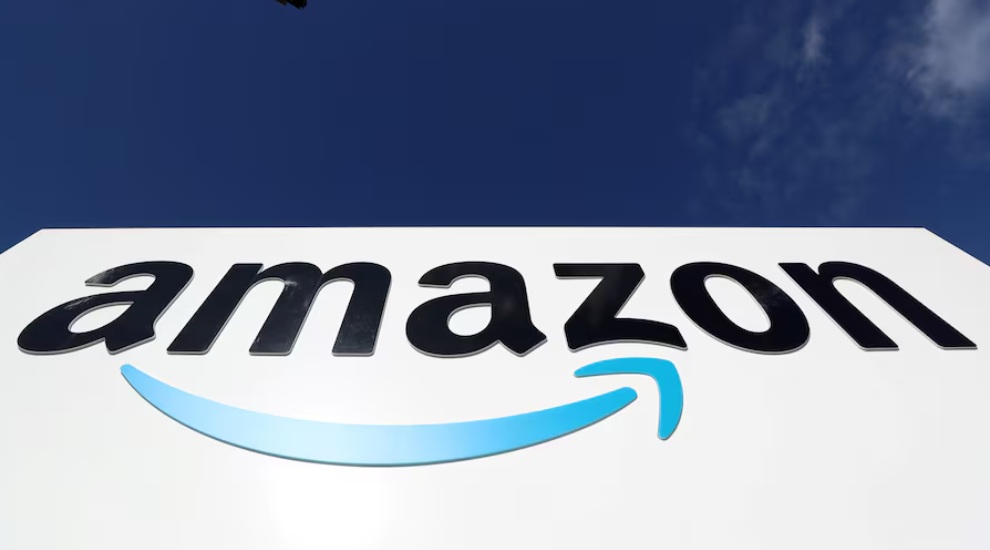 شعار أمازون يظهر في وسط مدينة دارلينجتون، مقاطعة دورهام، بريطانيا