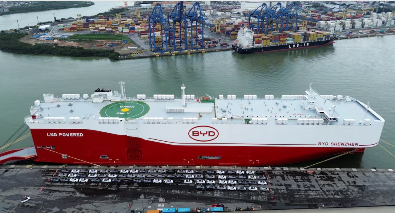 تُظهر صورة ملتقطة بواسطة طائرة بدون طيار سفينة تابعة لشركة BYD ترسو لتسليم مركبات في ميناء إيتاجاي في سانتا كاتارينا، البرازيل، في 28 مايو 2025