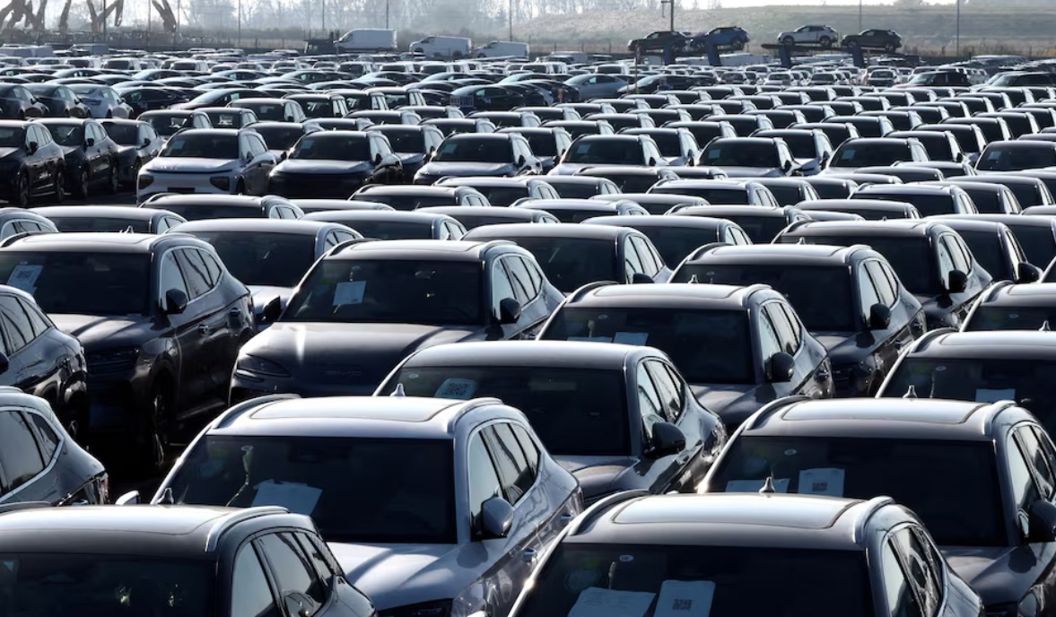 سيارات جديدة، من بينها سيارات كهربائية جديدة صنعتها شركة BYD الصينية، تظهر متوقفة في ميناء زيبروج، بلجيكا، 24 أكتوبر 2024