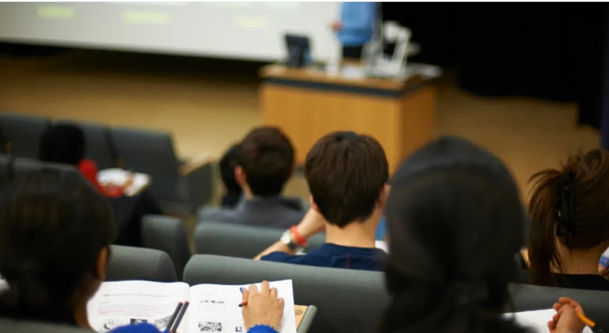 أفادت دراسة استقصائية بأن 44% من طلاب المملكة المتحدة متحمسون للذكاء الاصطناعي وما يوفره من فرص