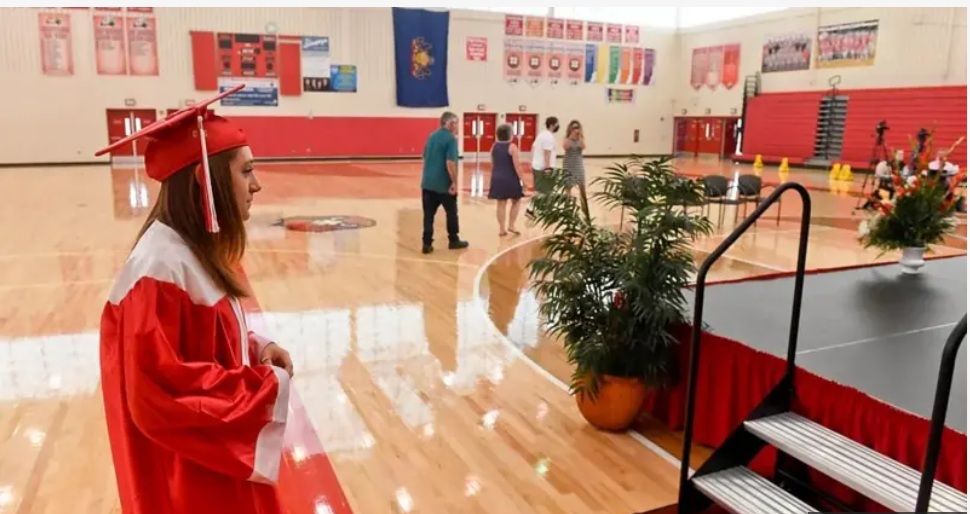 تأثرت اللحظات المهمة في حياة الفرد مثل حفلات التخرج، بالرغم من أن بعض المدارس حافظت على تنظيمها بطرق مختلفة