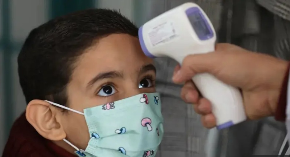 فرض تدابير إغلاق بشكل مفاجئ، مما أدى إلى تغيّر جذري في حياة 2.2 مليار طفل وشاب على مستوى العالم