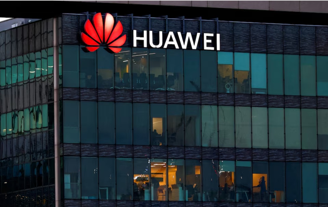 شعار هواوي في مقر هواوي تكنولوجيز فرنسا في بولوني-بيلانكور بالقرب من باريس، فرنسا، 9 يناير 2025