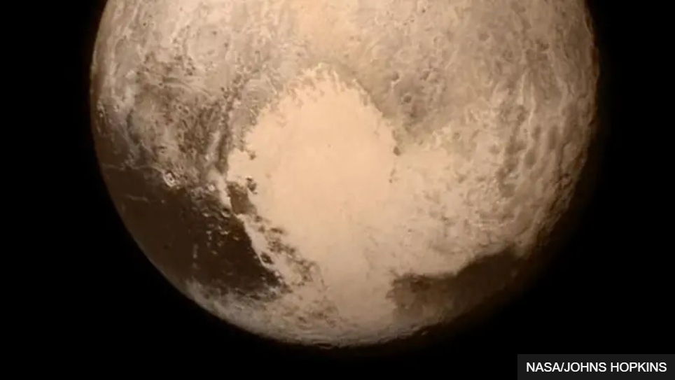 التقطت مركبة فضائية صورةً لشكل القلب على بلوتو، وسيتم إيقاف تشغيلها في منتصف المهمة في حال موافقة ناسا على تخفيضات الميزانية.