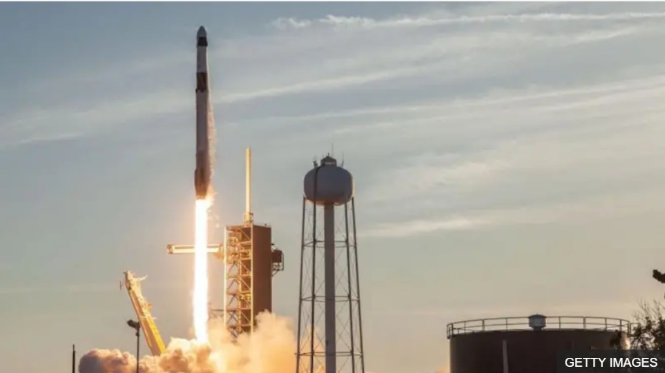 تتعاون شركة سبيس إكس مع وكالة ناسا في العديد من برامج الفضاء