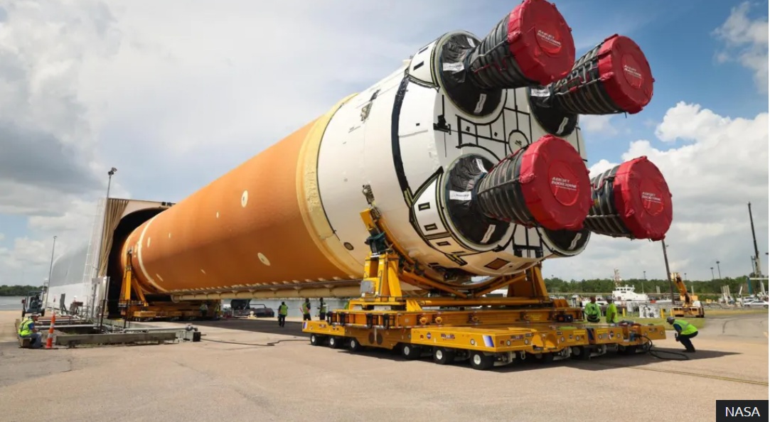 من المقرر أن يتم التخلص التدريجي من صاروخ القمر (إس إل إس) التابع لوكالة ناسا والذي تأخر تنفيذه وتجاوز ميزانيته، ليحل محله بدائل تم تطويرها من قبل القطاع الخاص