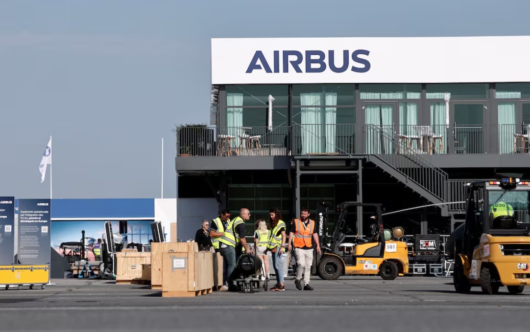 شعار شركة إيرباص قبل افتتاح معرض باريس الدولي للطيران في نسخته الـ 55 في مطار لو بورجيه بالقرب من باريس، فرنسا، 13 يونيو 2025.