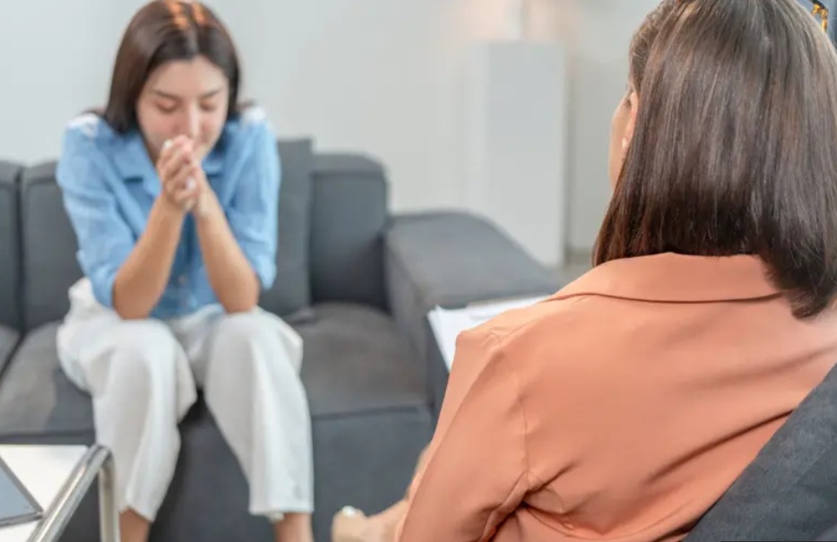 مع تزايد استخدام هذه الأدوات، يحذر خبراء من أن أغلب منصات العلاج النفسي بالذكاء الاصطناعي لا تلتزم بمعايير الخصوصية الصارمة المعمول بها مع المعالجين البشر