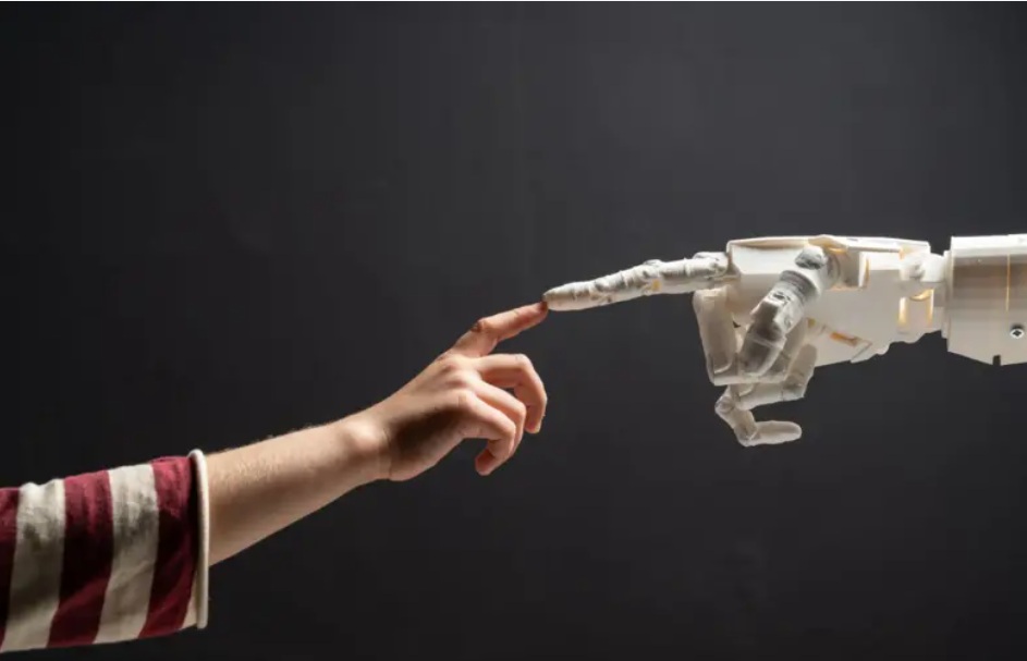 الاعتماد المفرط على تطبيقات الذكاد الاصطناعي قد يتحول إلى نوع من التعلق المرضي، ويؤدي في النهاية إلى العزلة الاجتماعية.