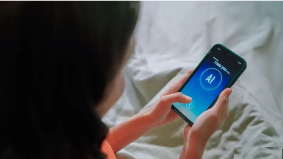 تفتقر خوارزميات الذكاء الاصطناعي التي تحلل سجلات المرضى إلى الذكاء العاطفي والفهم العميق لسلوكيات البشر ودوافعهم، مما يحد من دقتها في التقييم والتعامل.