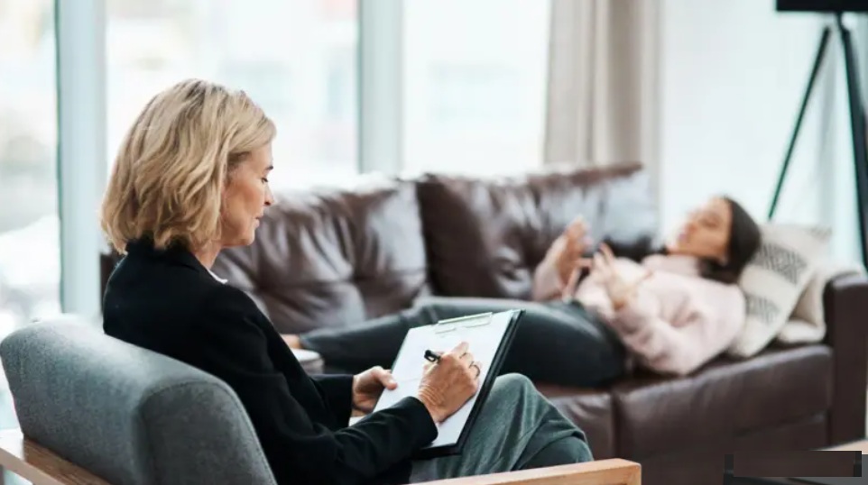 بلغت مدة الانتظار للحصول على موعد مع الطبيب النفسي مستويات قياسية في مختلف أنحاء العالم