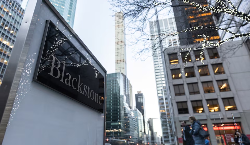 لافتة خارج مقر مجموعة بلاكستون في مدينة نيويورك، الولايات المتحدة، 18 يناير 2023