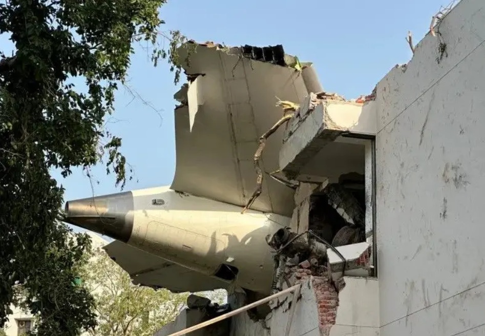 كانت الطائرة تقل 230 راكباً بينهم 169 هندياً و53 بريطانياً وسبعة برتغاليين وكندياً واحداً، بالإضافة إلى 12 من أفراد الطاقم