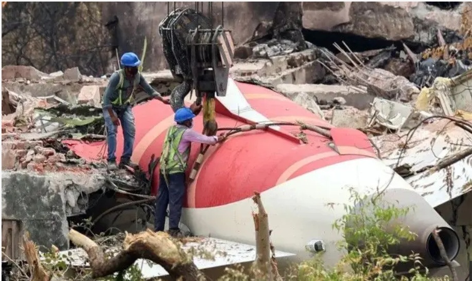 الطائرة الهندية المنكوبة التي سقطت علي بعد أمتار قليلة من المطار
