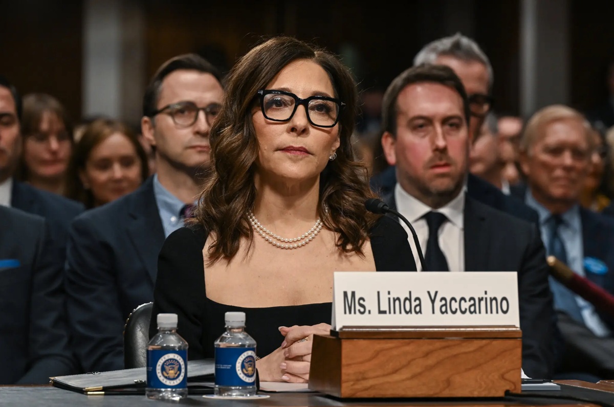 ليندا ياكارينو في جلسة استماع للجنة القضائية بمجلس الشيوخ في عام 2024. توطدت علاقتها بإيلون ماسك في عام 2023 عندما تعهدت، بصفتها مديرة تنفيذية في NBCUniversal، بمواصلة عرض الإعلانات على تويتر في الوقت الذي رفض فيه المعلنون الآخرون القيام بذلك.