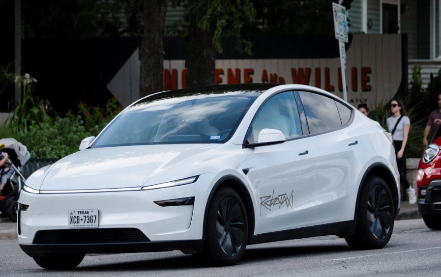 قال إيلون ماسك، الرئيس التنفيذي لشركة تسلا، إن مستقبل الشركة يكمن في التكنولوجيا التي ستسمح لجميع سيارات تسلا تقريبًا بالعمل بشكل مستقل وتؤدي وظيفة سيارات الأجرة ذاتية القيادة.