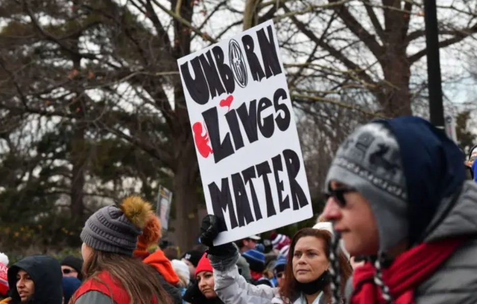 هل تصبح عملية الإنجاب نتيجة لانتقاء جيني مسبق وتنقيب في البيانات، ما يزيد من انعدام المساواة والعدالة بين الأفراد منذ لحظة التلقيح؟