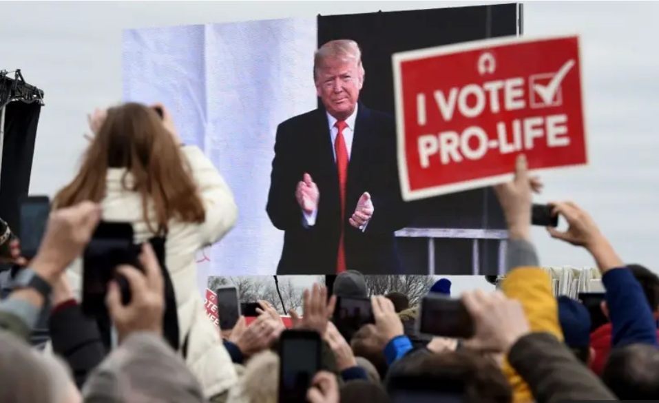 المخاوف تطال البُعد الاجتماعي: إذ يمكن لمثل هذه الممارسات أن تعزّز شعوراً بالتفوّق الجيني لدى فئات معينة، وتُعمّق الفوارق الطبقية