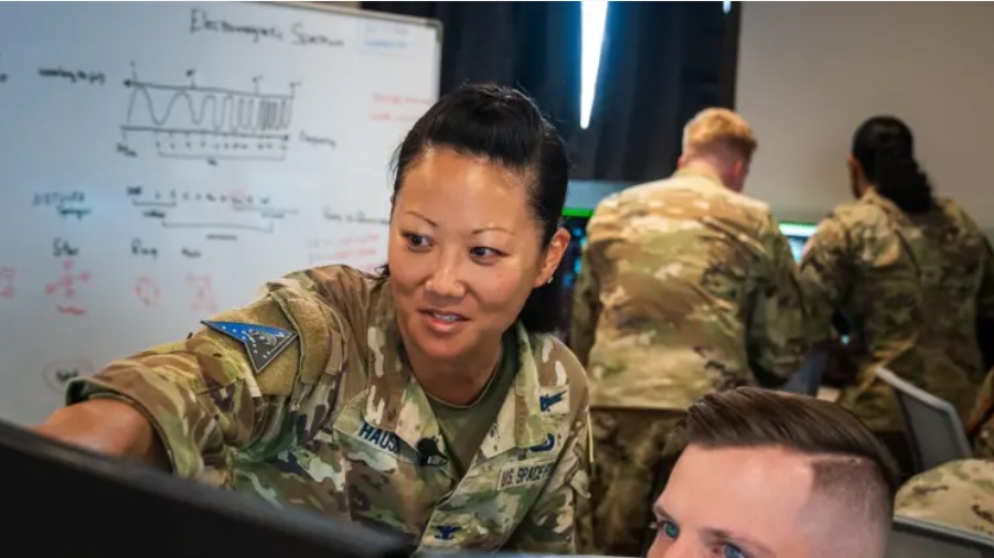 تقول العقيد فينيكس هاوزر إن الولايات المتحدة يجب أن تكون مستعدة للحرب في الفضاء