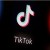 عرض شعار تيك توك على هاتف ذكي