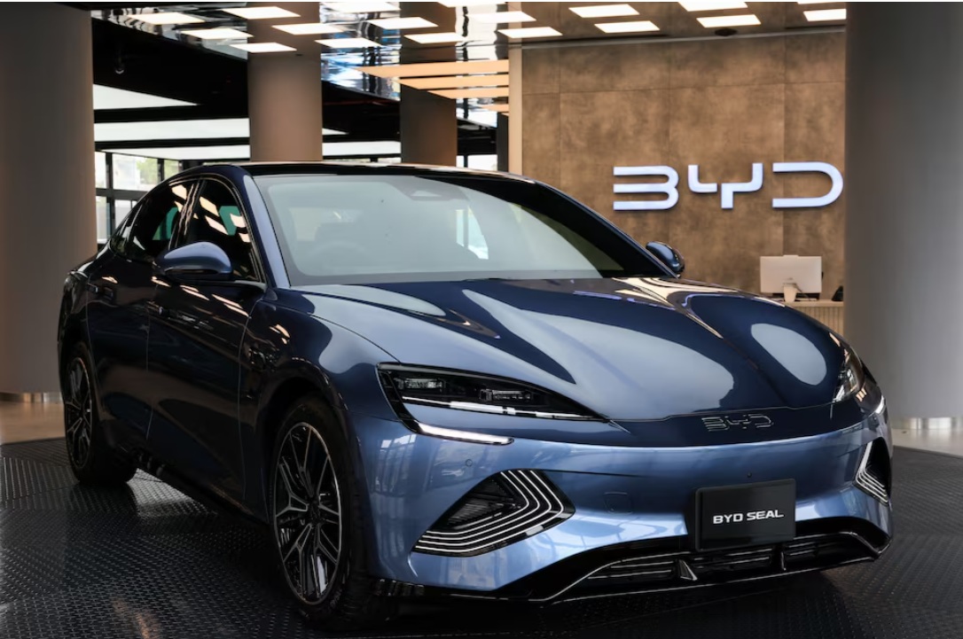  سيارة كهربائية من طراز BYD SEAL معروضة في مركز BYD Pakistan Metropole Experience Center، في كراتشي، باكستان، 23 يوليو 2025.